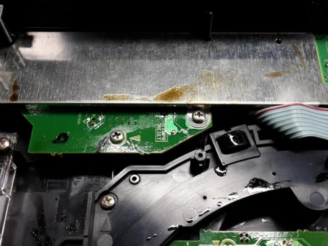 Pioneer CDJ-2000 Unterseite Flüssigkeit