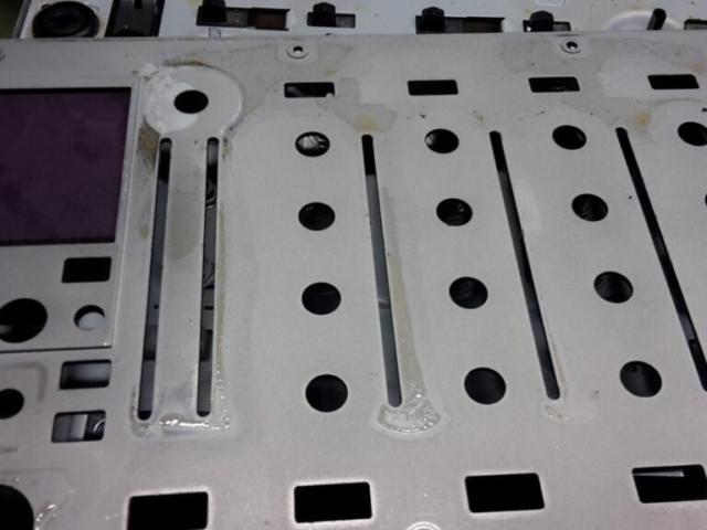 Pioneer DJM-750 Feuchte unter Frontplatte